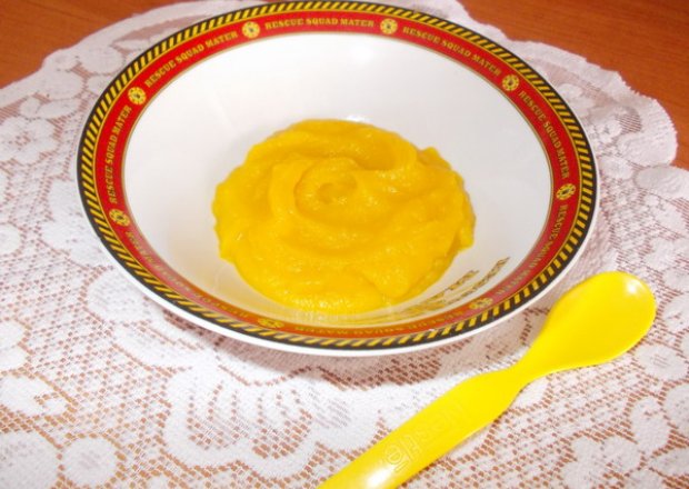 Fotografia przedstawiająca Pierwsze posiłki 4 miesięcznego maluszka. Marchewka z ziemniakiem.