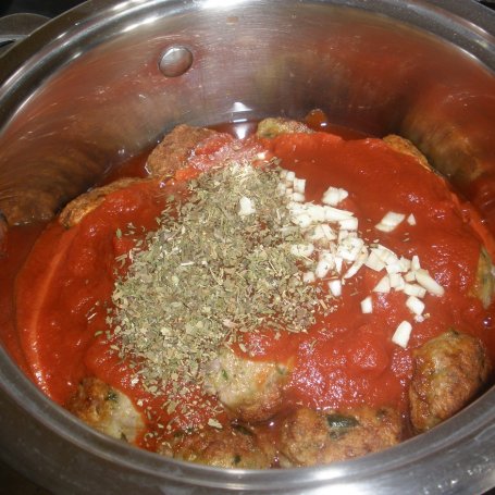 Krok 3 - Pietruszkowe pulpeciki w sosie pomidorowym z makaronem foto