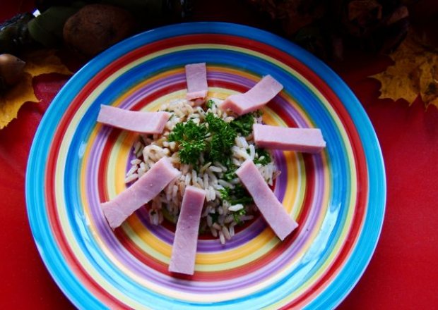 Fotografia przedstawiająca Pietruszkowy ryż z szynką konserwową