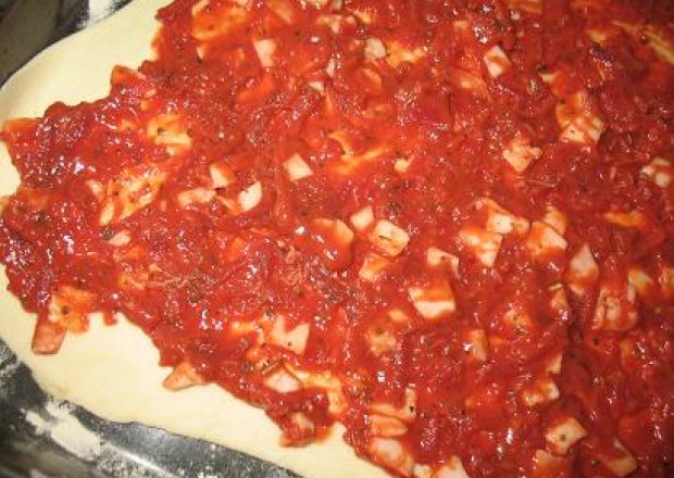 Fotografia przedstawiająca Piiza z sosem pomidorowym i słoniną