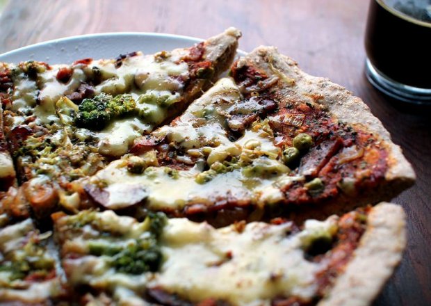 Fotografia przedstawiająca Piizza z brokułami i kiełbasą