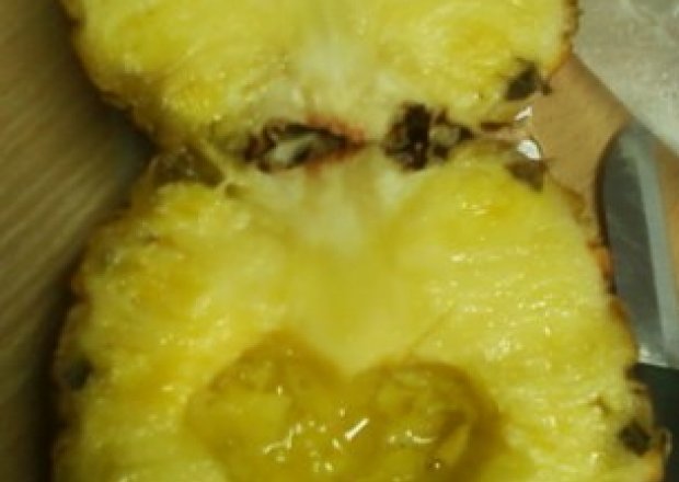 Fotografia przedstawiająca Pijany ananas sokiem grejfrutowym.