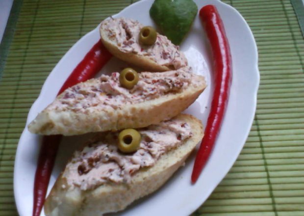 Fotografia przedstawiająca Pikantna Bruschetta z pastą z sera feta,  z suszonymi pomidorami i oliwkami.
