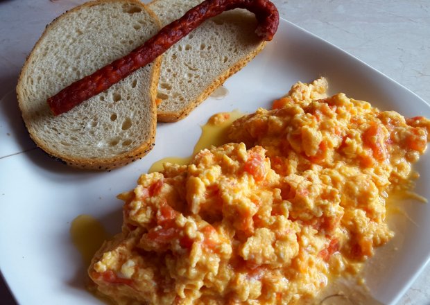 Fotografia przedstawiająca Pikantna jajecznica z passatą pomidorową
