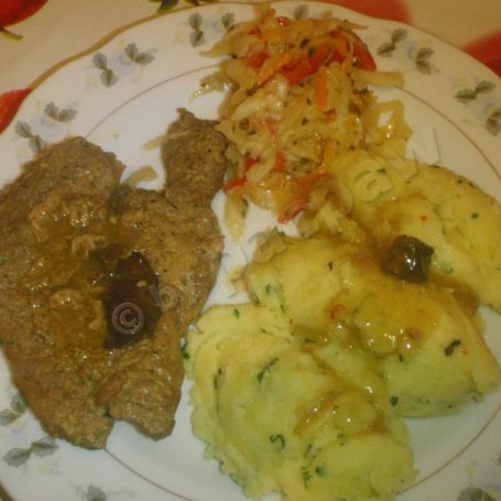 Krok 6 - Pikantna karkówka w sosie grzybowym podana z puree ziemniaczanym foto