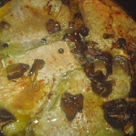 Krok 4 - Pikantna karkówka w sosie grzybowym podana z puree ziemniaczanym foto