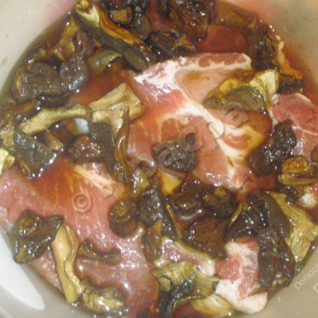 Krok 3 - Pikantna karkówka w sosie grzybowym podana z puree ziemniaczanym foto