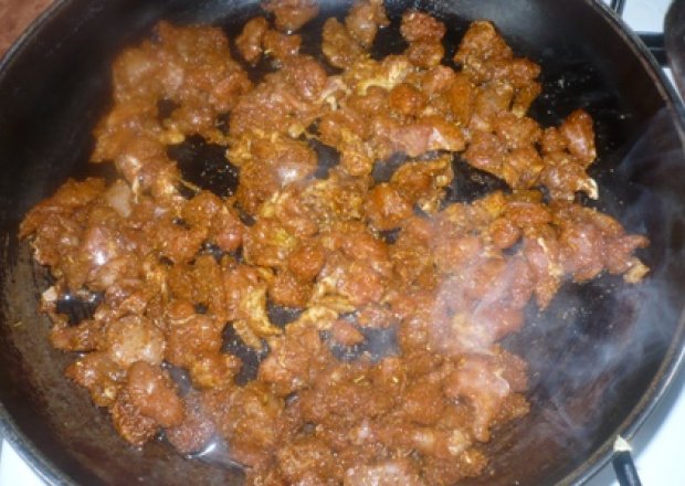 Fotografia przedstawiająca PIkantna mięso z kurczaka