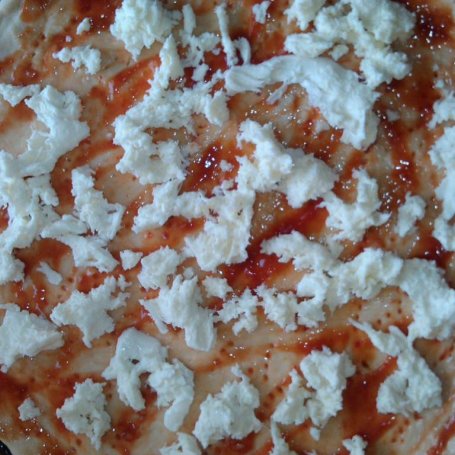 Krok 3 - Pikantna okrągła pizza z szynką pieczarkami i mozzarellą  foto
