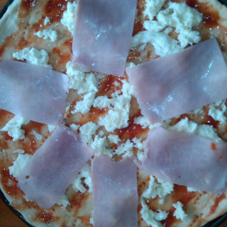 Krok 4 - Pikantna okrągła pizza z szynką pieczarkami i mozzarellą  foto