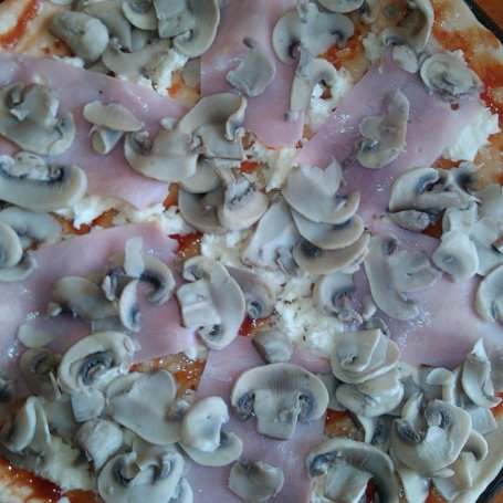 Krok 5 - Pikantna okrągła pizza z szynką pieczarkami i mozzarellą  foto