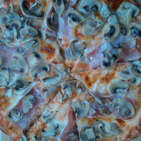 Krok 6 - Pikantna okrągła pizza z szynką pieczarkami i mozzarellą  foto