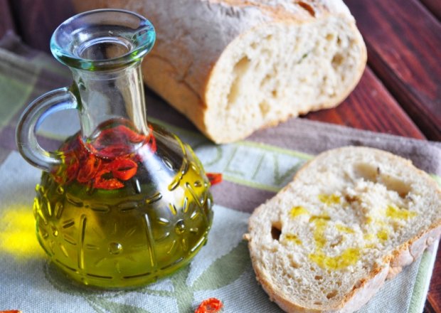Fotografia przedstawiająca Pikantna oliwa z oliwek