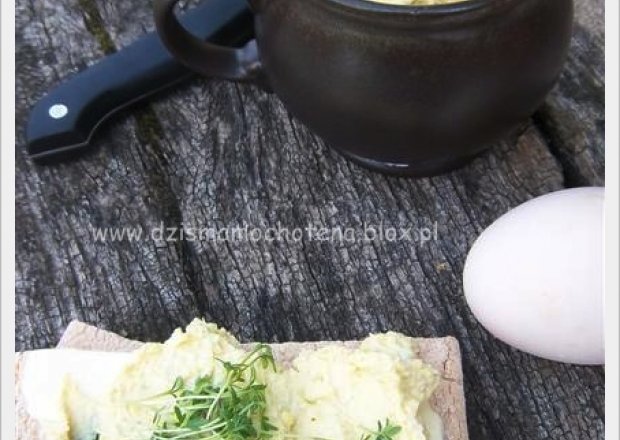 Fotografia przedstawiająca Pikantna pasta jajeczna ze szczypiorkiem