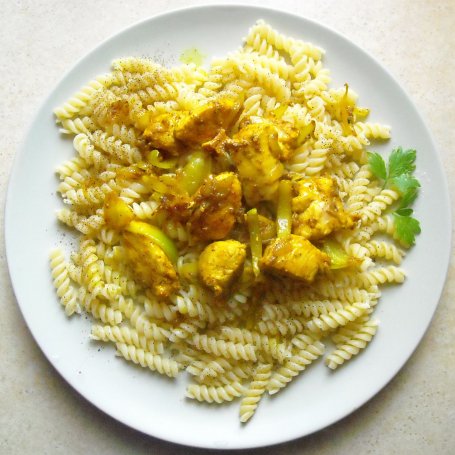 Krok 5 - Pikantna pierś z kurczaka w curry z makaronem. foto
