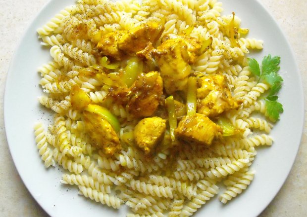 Fotografia przedstawiająca Pikantna pierś z kurczaka w curry z makaronem.