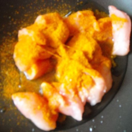 Krok 2 - Pikantna pierś z kurczaka w curry z makaronem. foto