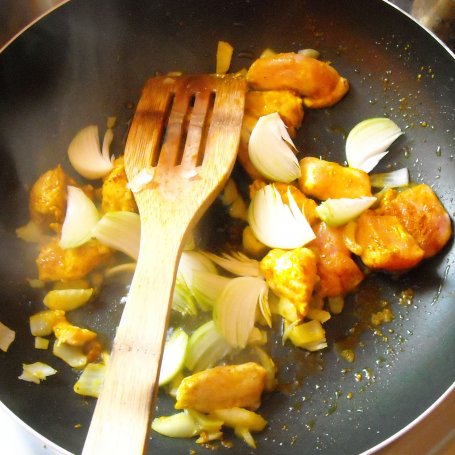Krok 3 - Pikantna pierś z kurczaka w curry z makaronem. foto