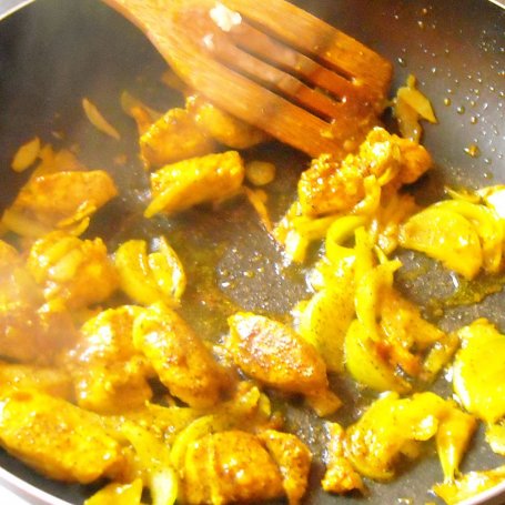 Krok 4 - Pikantna pierś z kurczaka w curry z makaronem. foto