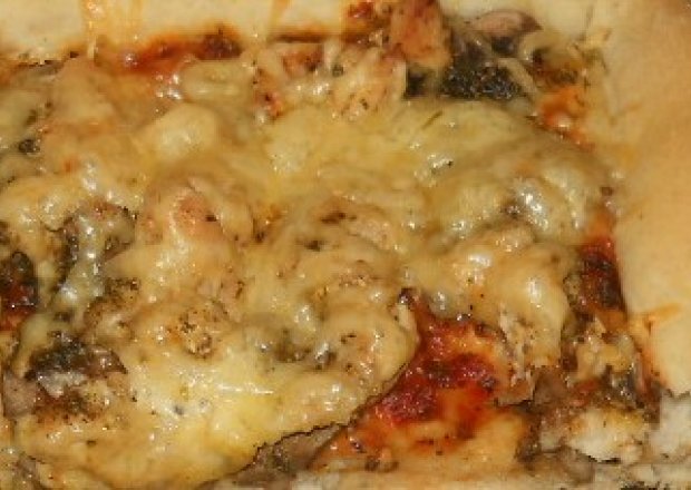 Fotografia przedstawiająca pikantna pizza czosnkowa