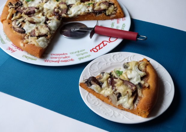 Fotografia przedstawiająca Pikantna pizza z mozzarellą