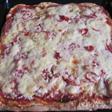 Krok 5 - Pikantna pizza z salami i serem foto