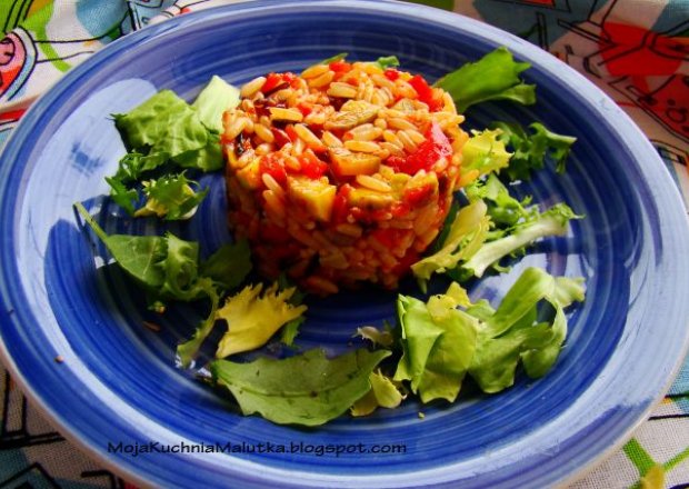 Fotografia przedstawiająca Pikantna sałatka ryżowo - warzywna
