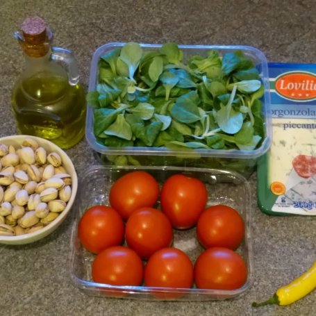 Krok 1 - Pikantna sałatka z roszpunki, gorgonzoli i pistacji foto
