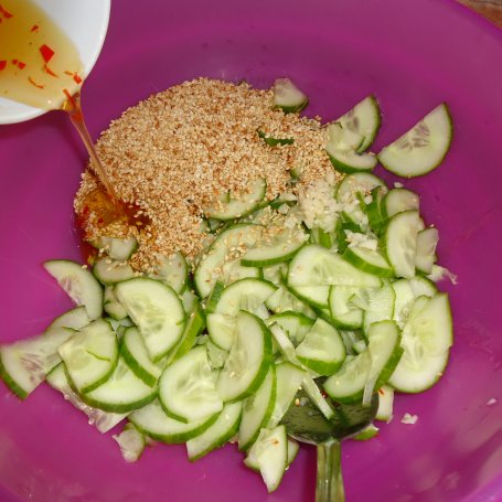 Krok 4 - Pikantna sałatka z zielonego ogórka foto