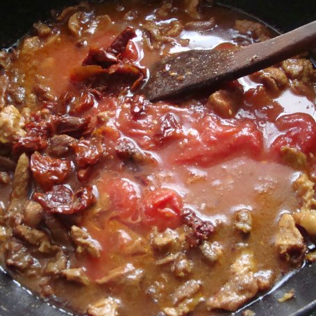 Krok 3 - Pikantna wieprzowina z pomidorami foto