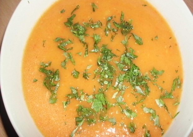 Fotografia przedstawiająca Pikantna zupa czosnkowo-paprykowa