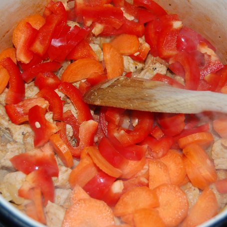Krok 3 - Pikantna zupa gulaszowa z makaronem foto