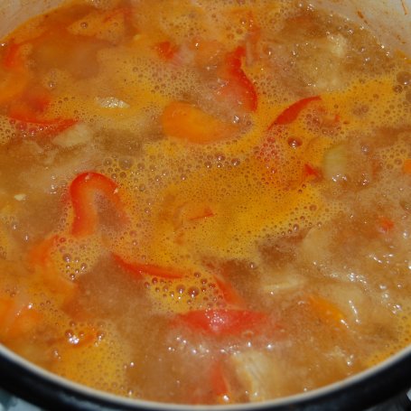 Krok 4 - Pikantna zupa gulaszowa z makaronem foto