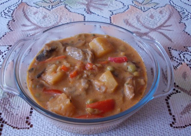 Fotografia przedstawiająca Pikantna zupa gulaszowa z piekarnika.