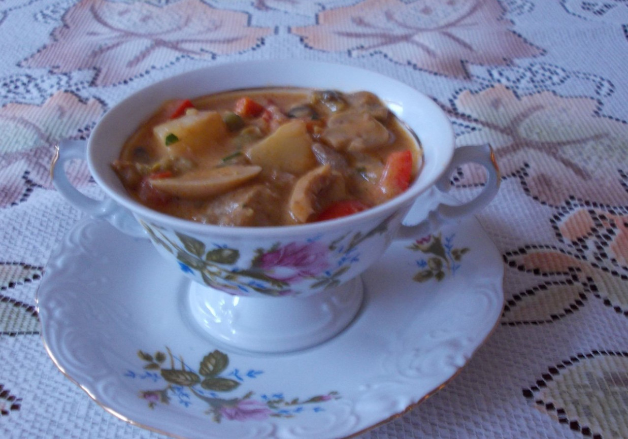 Pikantna zupa gulaszowa z piekarnika. foto
