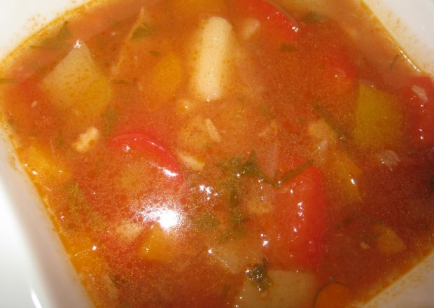Fotografia przedstawiająca Pikantna zupa gulaszowa