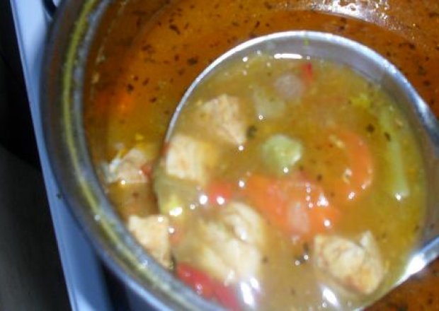 Fotografia przedstawiająca Pikantna zupa jarzynowa