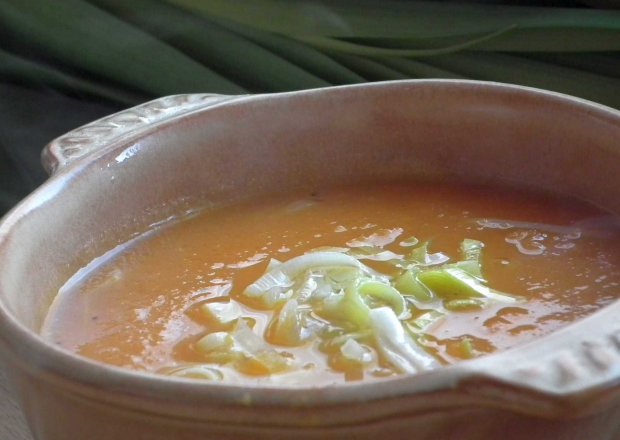 Fotografia przedstawiająca Pikantna zupa krem marchwiowo - porowa