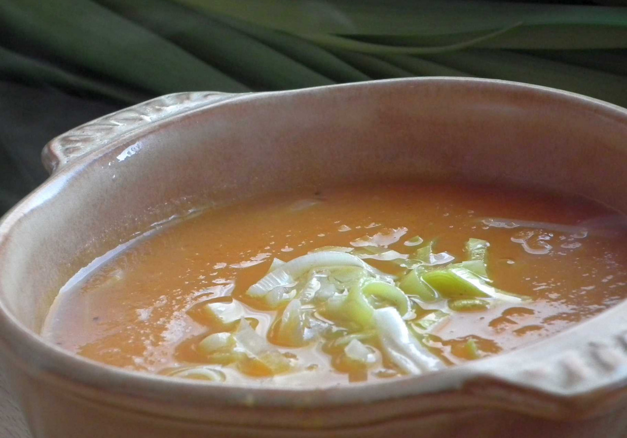 Pikantna zupa krem marchwiowo - porowa foto
