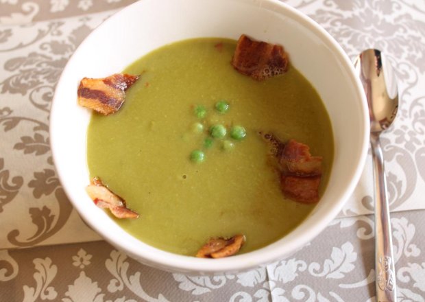Fotografia przedstawiająca Pikantna zupa krem z zielonego groszku z bekonem
