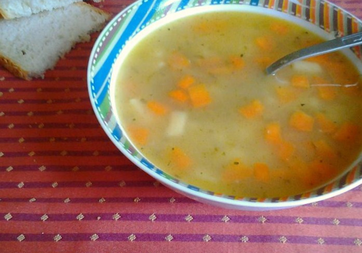 Pikantna zupa ogórkowa foto