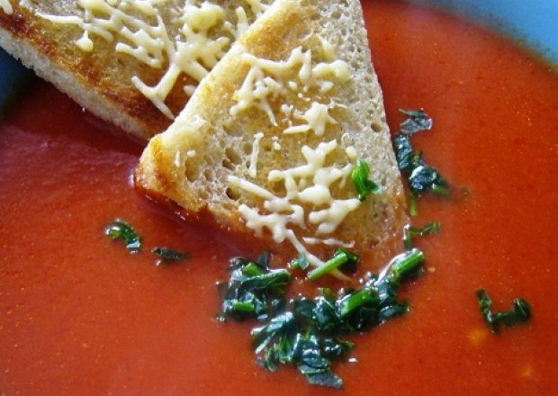 Fotografia przedstawiająca Pikantna zupa pomidorowa - krem z grzankami