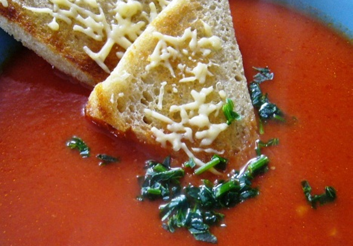 Pikantna zupa pomidorowa - krem z grzankami foto