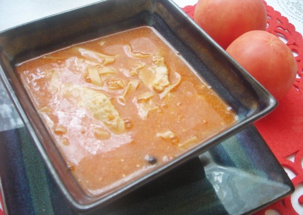 Fotografia przedstawiająca Pikantna zupa pomidorowa z marchewką