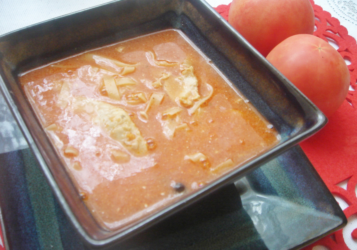 Pikantna zupa pomidorowa z marchewką foto