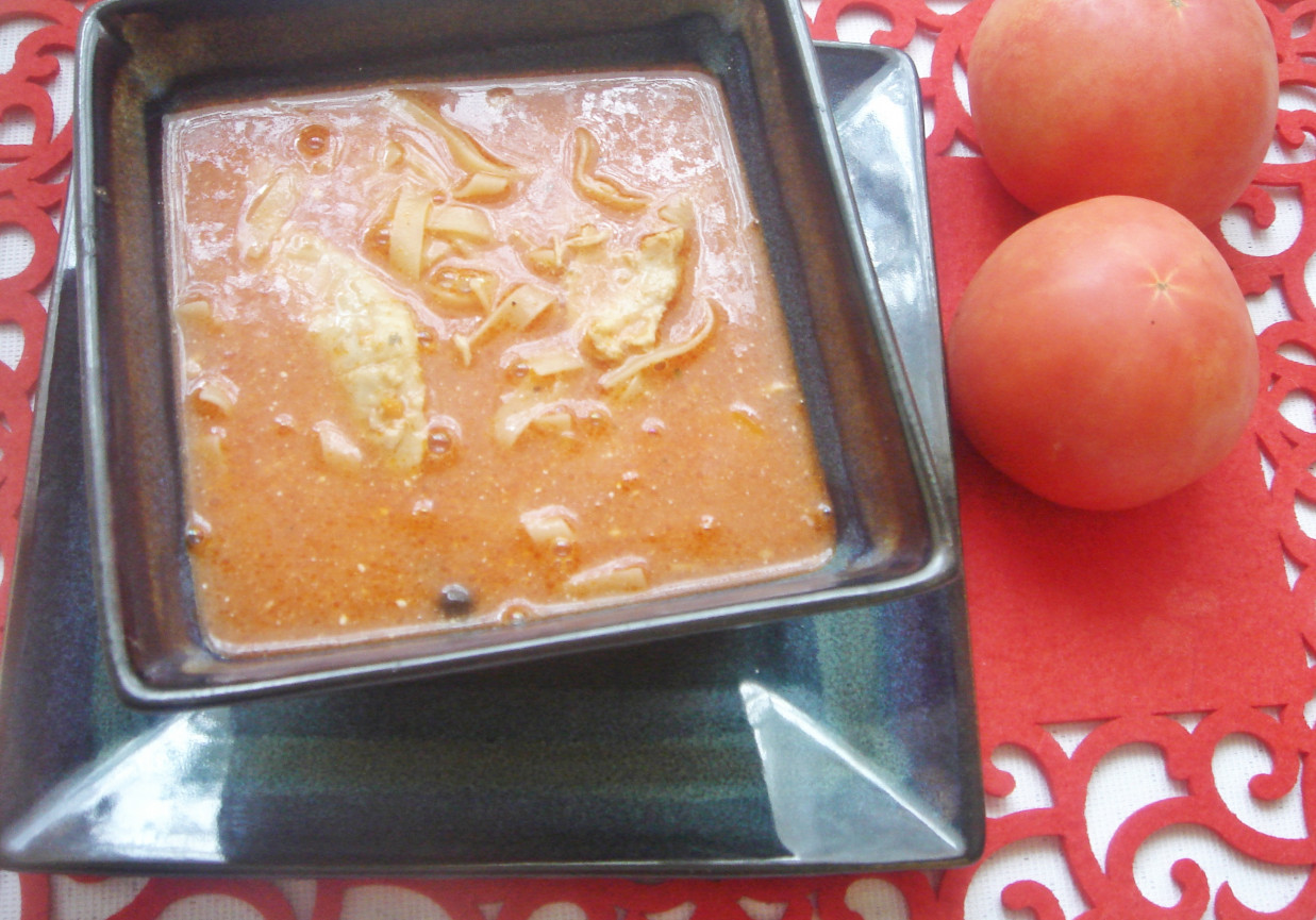 Pikantna zupa pomidorowa z marchewką foto