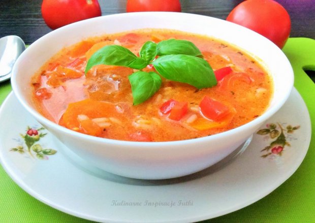 Fotografia przedstawiająca Pikantna zupa pomidorowa z ryżem i czerwoną papryką