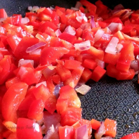 Krok 3 - Pikantna zupa pomidorowa z ryżem i czerwoną papryką foto