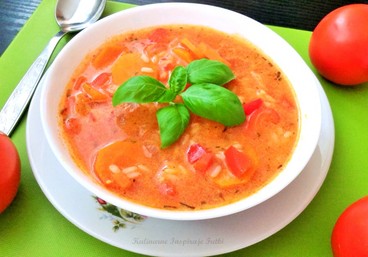 Pikantna zupa pomidorowa z ryżem i czerwoną papryką foto