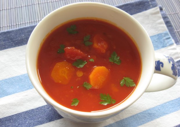 Fotografia przedstawiająca Pikantna zupa pomidorowa z soczewicą